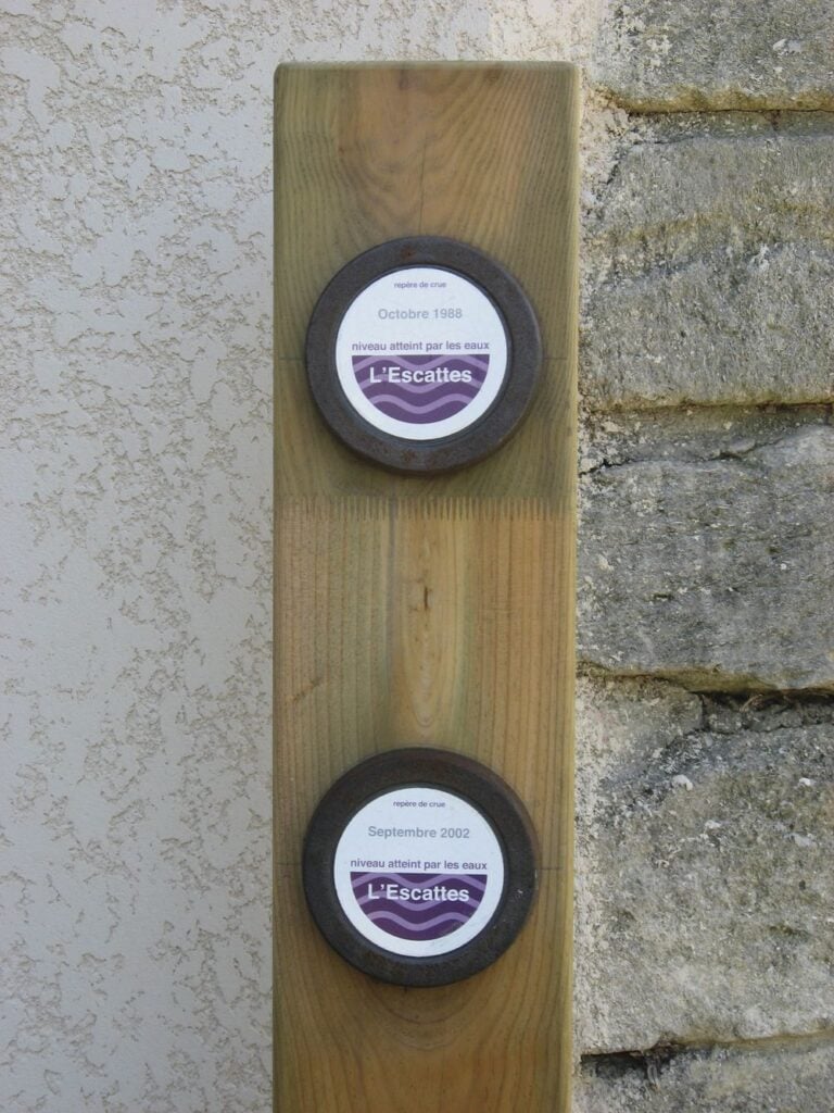Repères de crues à Calvisson sur l'Escattes
