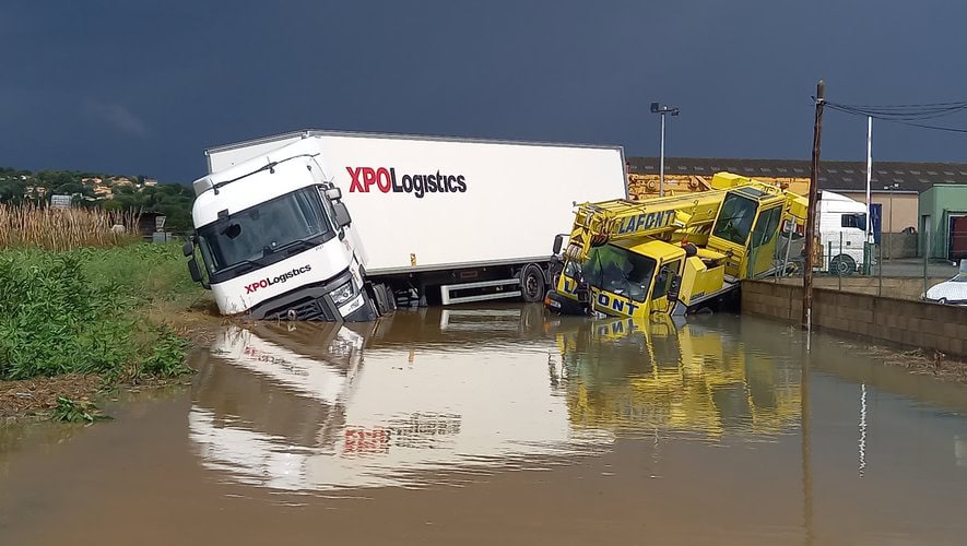Crue de 2021 à Codognan, poids lourd renversé dans un fossé