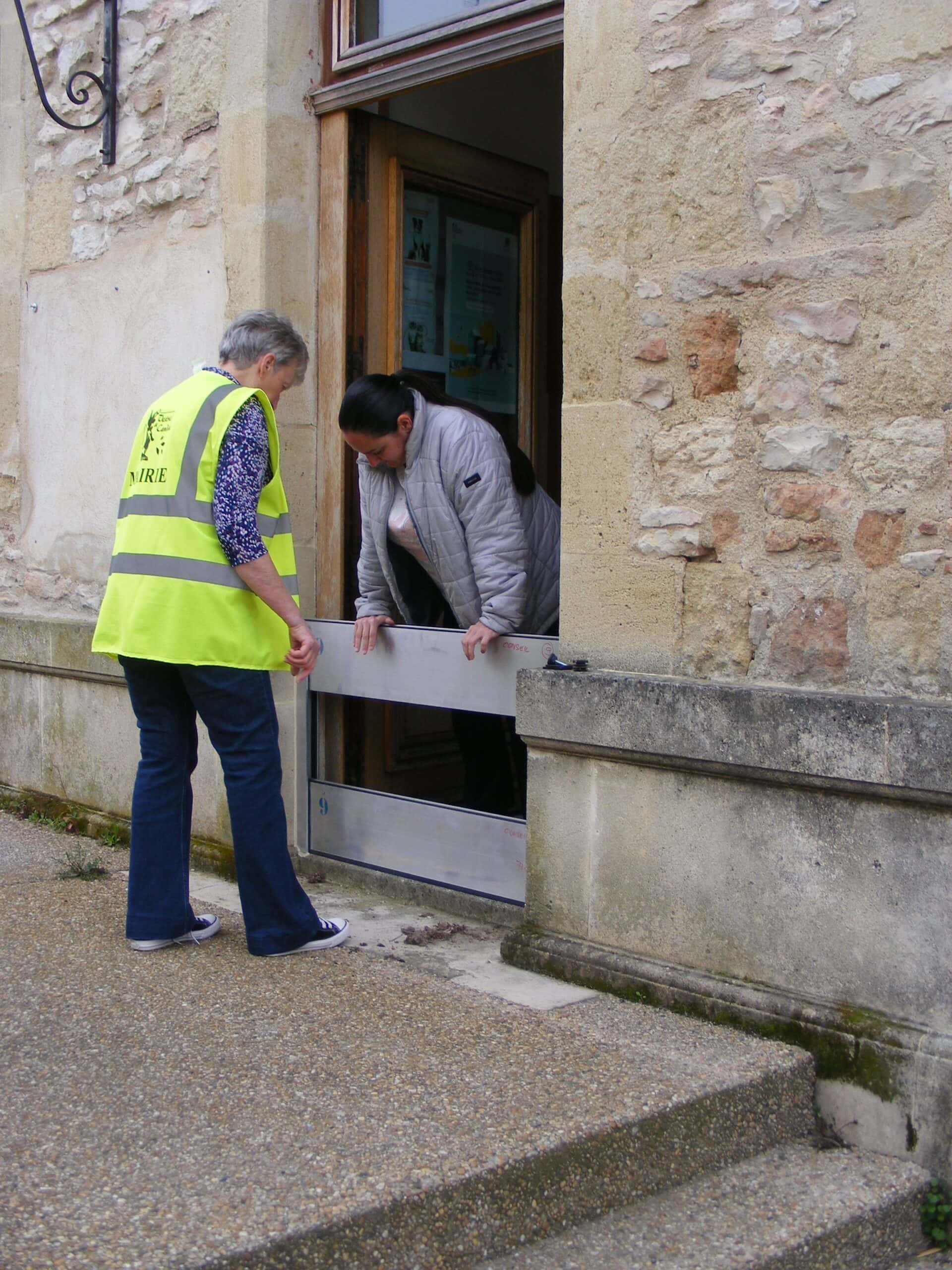 Exercice de gestion de crise à Vestric-et-Candiac en février 2024. Pose d'un batardeau sur la mairie