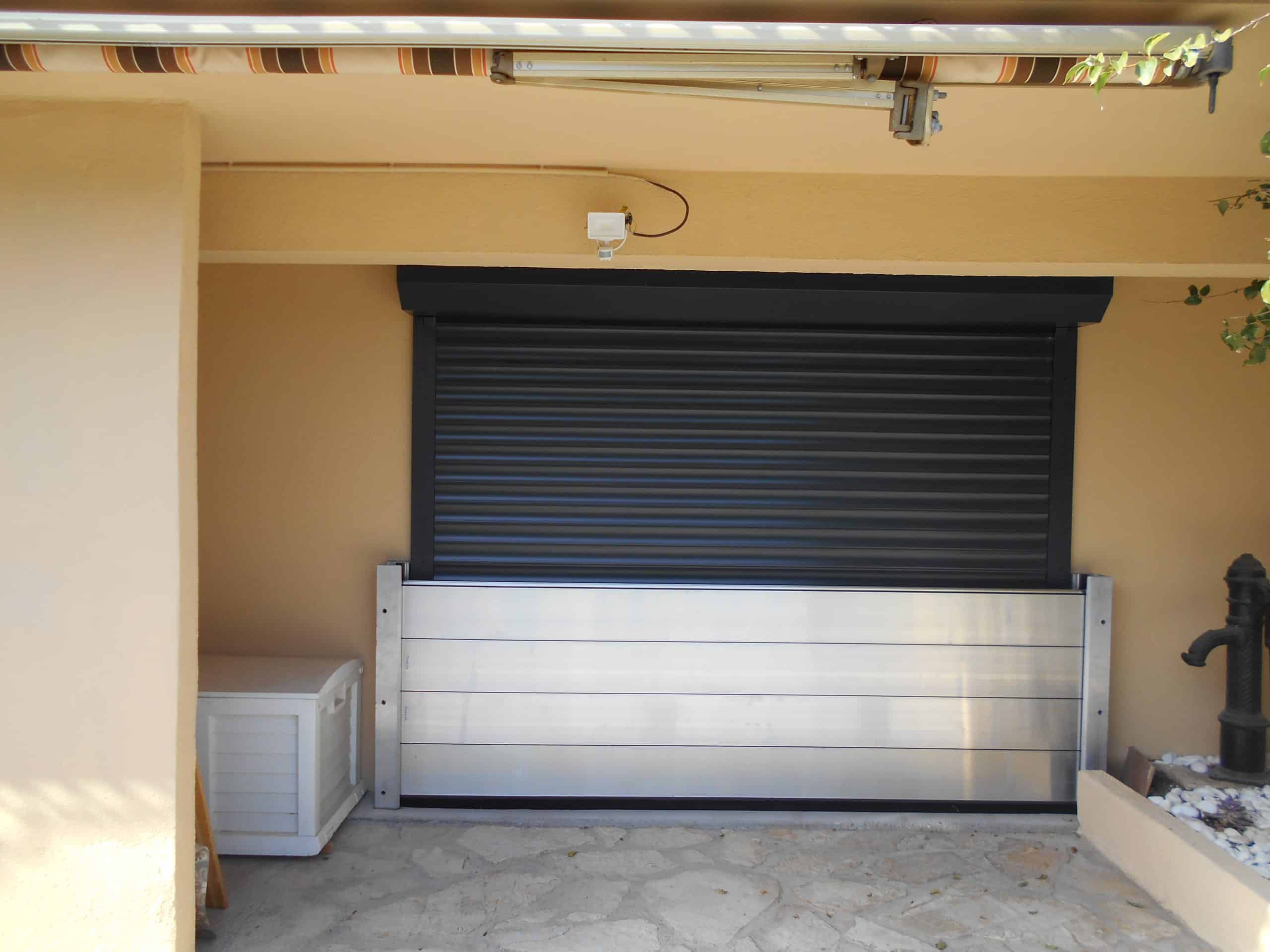 Batardeau posé devant un garage