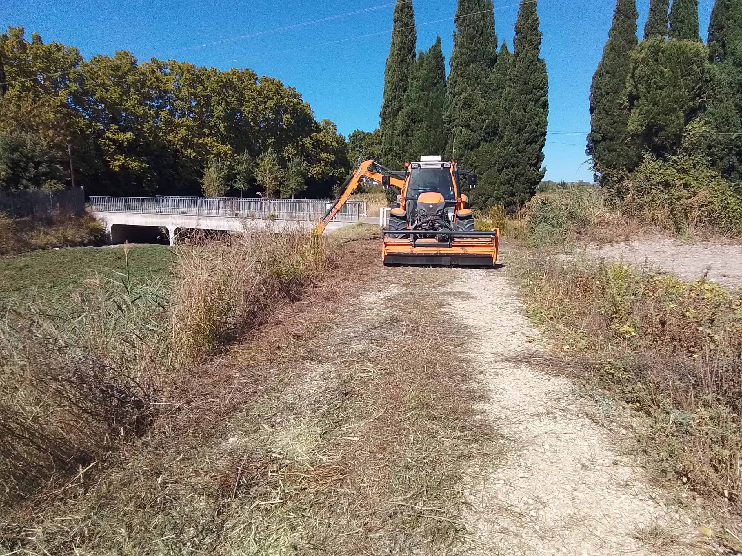 Faucardage sélactif le long du Cadereau du Valladas à Nîmes